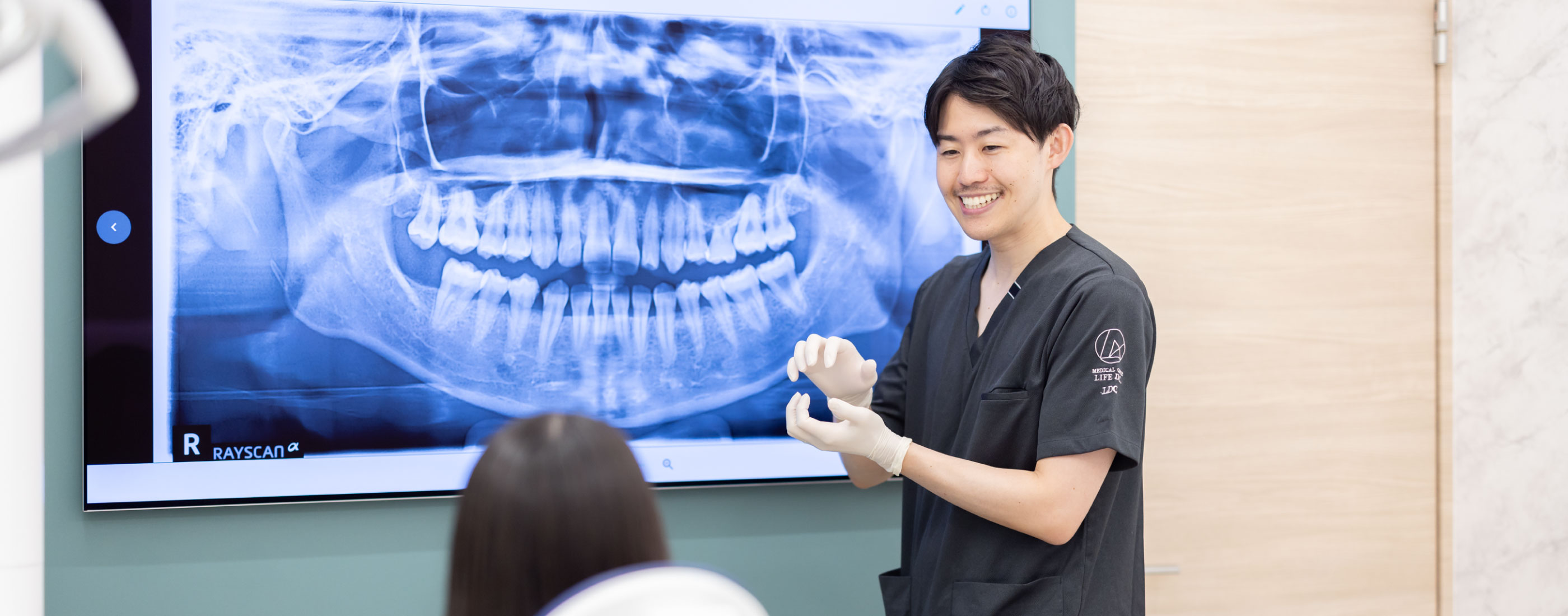 川西歯医者 ライフ歯科・矯正歯科・小児歯科 治療説明風景