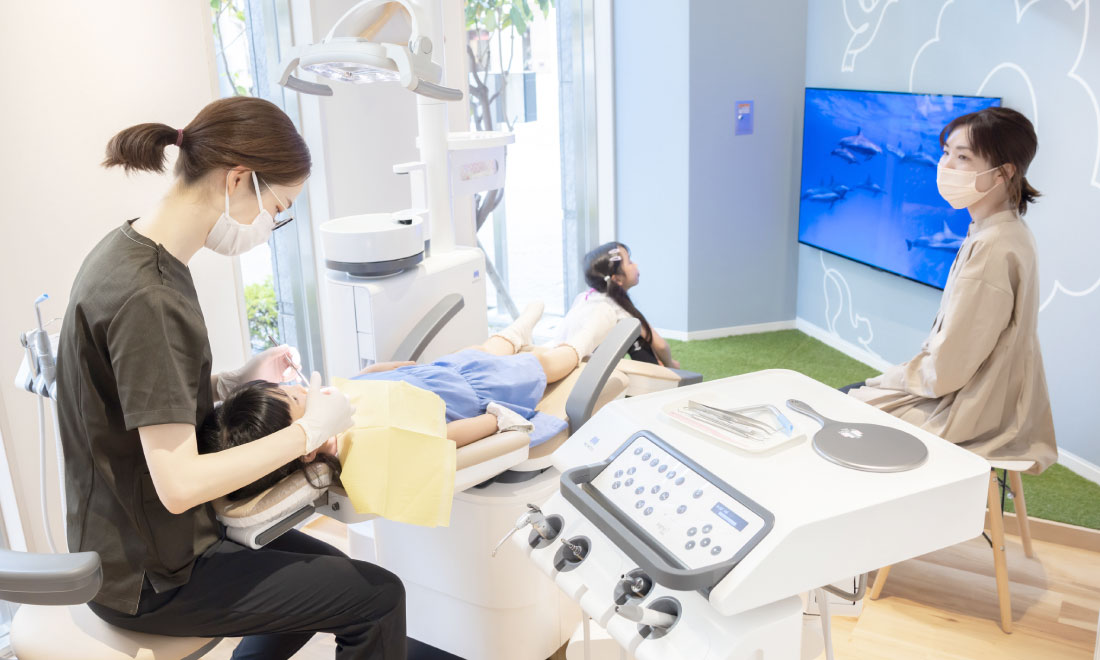 川西歯医者 ライフ歯科・矯正歯科・小児歯科 ファミリールーム風景