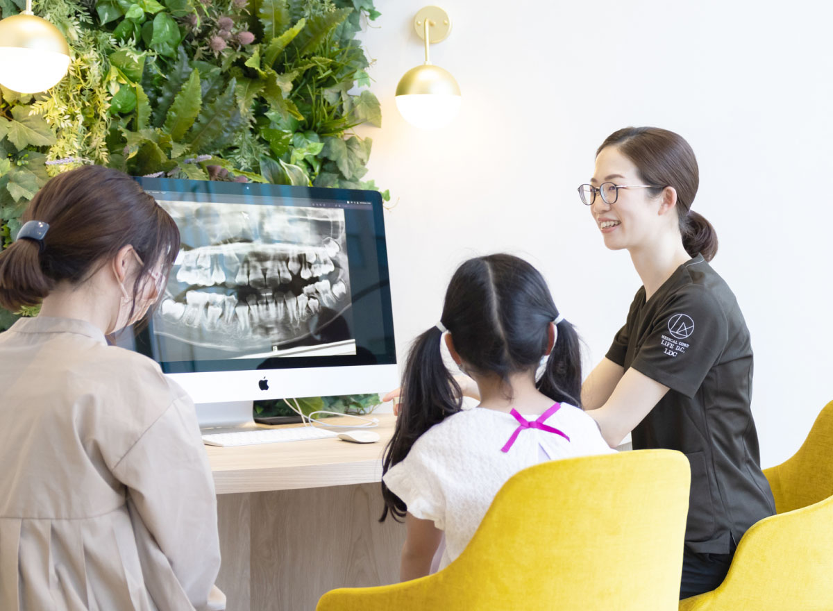 川西歯医者 ライフ歯科・矯正歯科・小児歯科 女性歯科診察風景