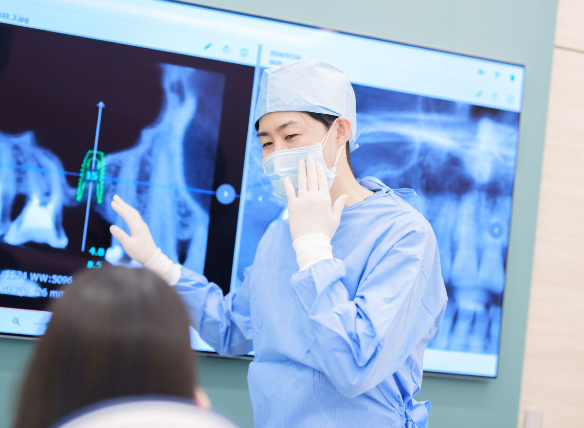 川西歯医者 ライフ歯科・矯正歯科・小児歯科 インプラント診察風景